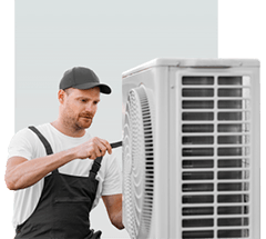 Technicien réparant une thermopompe